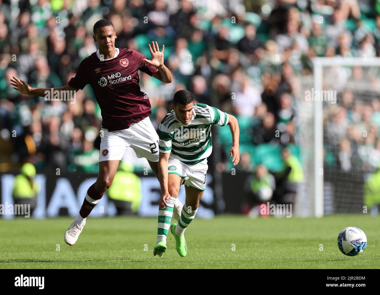 Heart of Midlothian's Toby Sibdick (links) Fahrt über Celtic's Liel Abada, was zu einer zweiten gelben Karte während des Cinch Premiership Spiels im Celtic Park, Glasgow, führte. Bilddatum: Sonntag, 21. August 2022. Stockfoto