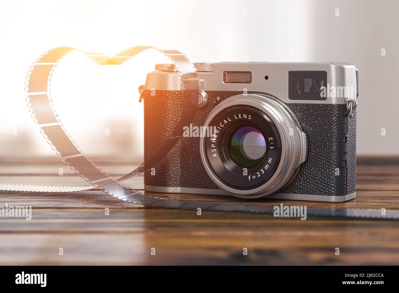 Vintage Fotokamera und Fotofilm in Herzform auf Holztisch. 3D Abbildung Stockfoto