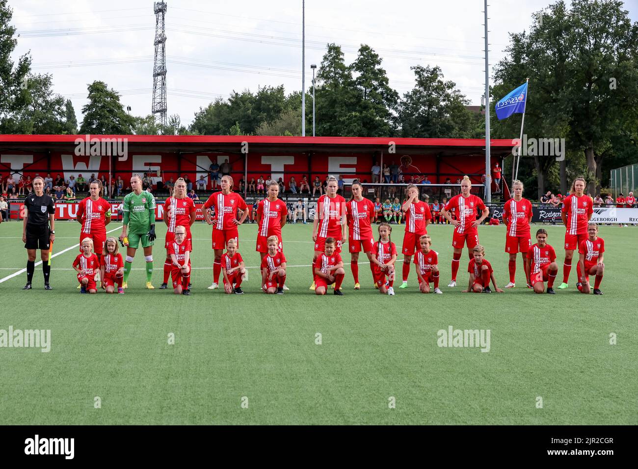 ENSCHEDE, NIEDERLANDE - 21. AUGUST: Spiele des FC Twente während des UEFA Woman's Champions League Qualifikationsspiels zwischen dem FC Twente VR und SL Benfica VR am 21. August 2022 im Sportcampus Diekman in Enschede, Niederlande (Foto: Marcel ter Bals/Orange Picles) Stockfoto