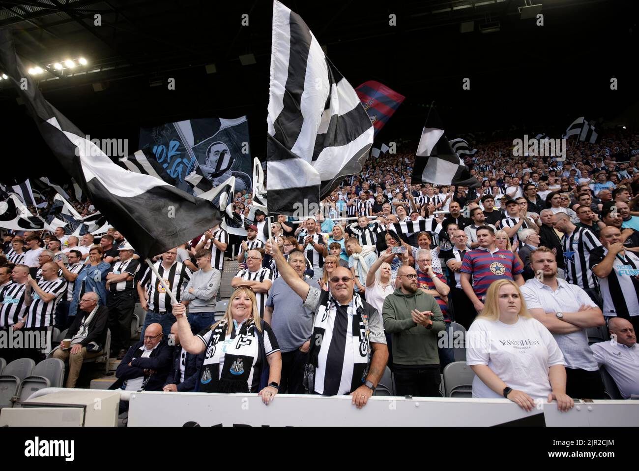 Newcastle, UK, 21/08/2022, NEWCASTLE FANS WITH FLAGS, NEWCASTLE UNITED FC, 2022Credit: Allstar Picture Library/ Alamy Live News Stockfoto