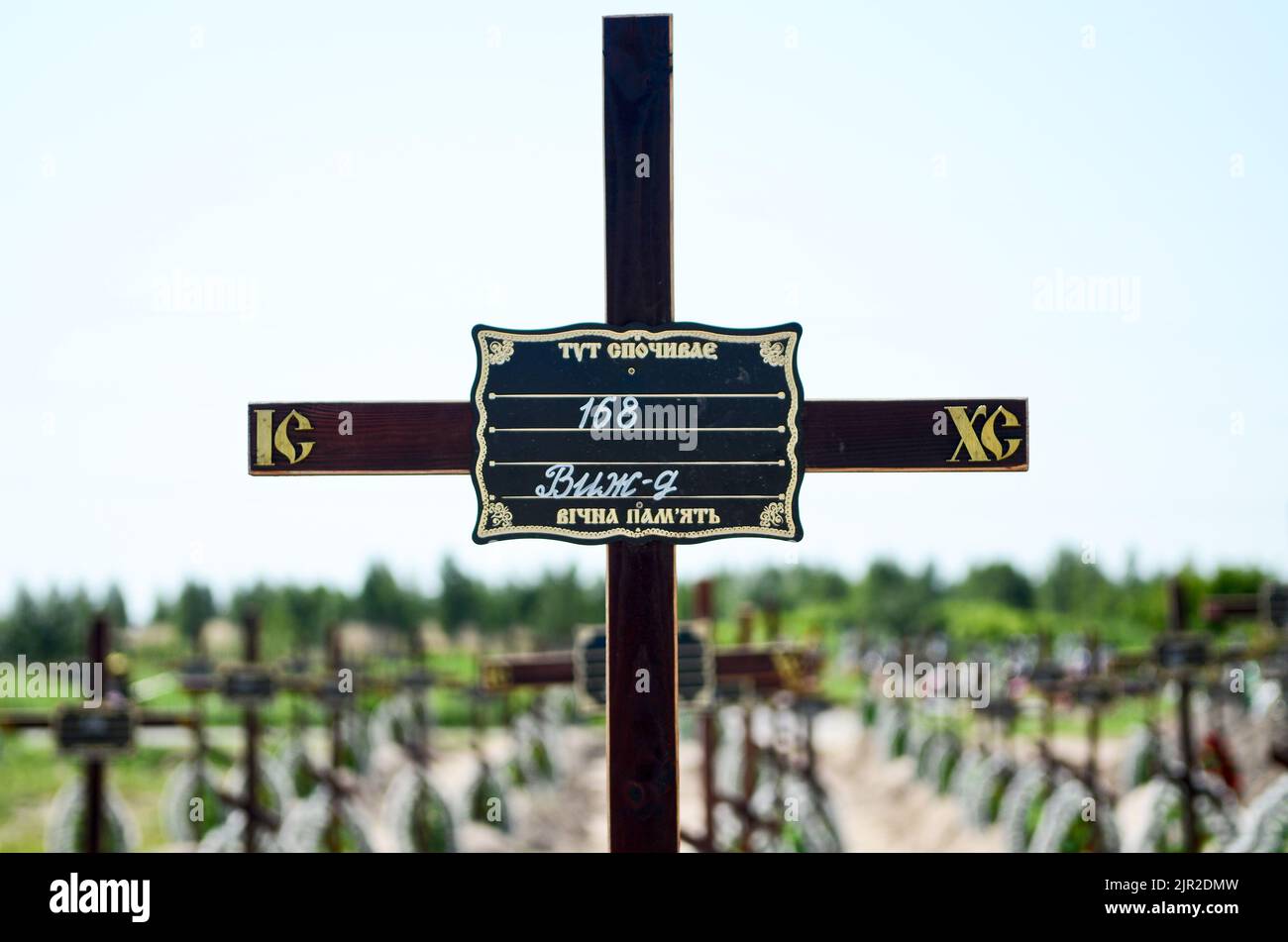 Nicht exklusiv: KIEW, UKRAINE - 18. AUGUST 2022 - Eine Tafel mit einer Nummer anstelle eines Namens ist auf einem Kreuz am Grab eines der Unidenten zu sehen Stockfoto