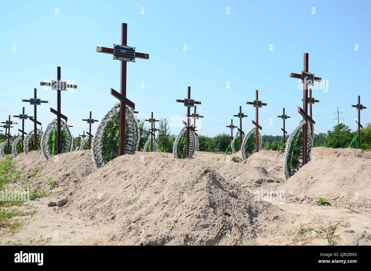 Nicht exklusiv: KIEW, UKRAINE - 18. AUGUST 2022 - Gräber von nicht identifizierten Zivilisten, die als Folge der russischen Aggression brutal ermordet wurden, am c Stockfoto