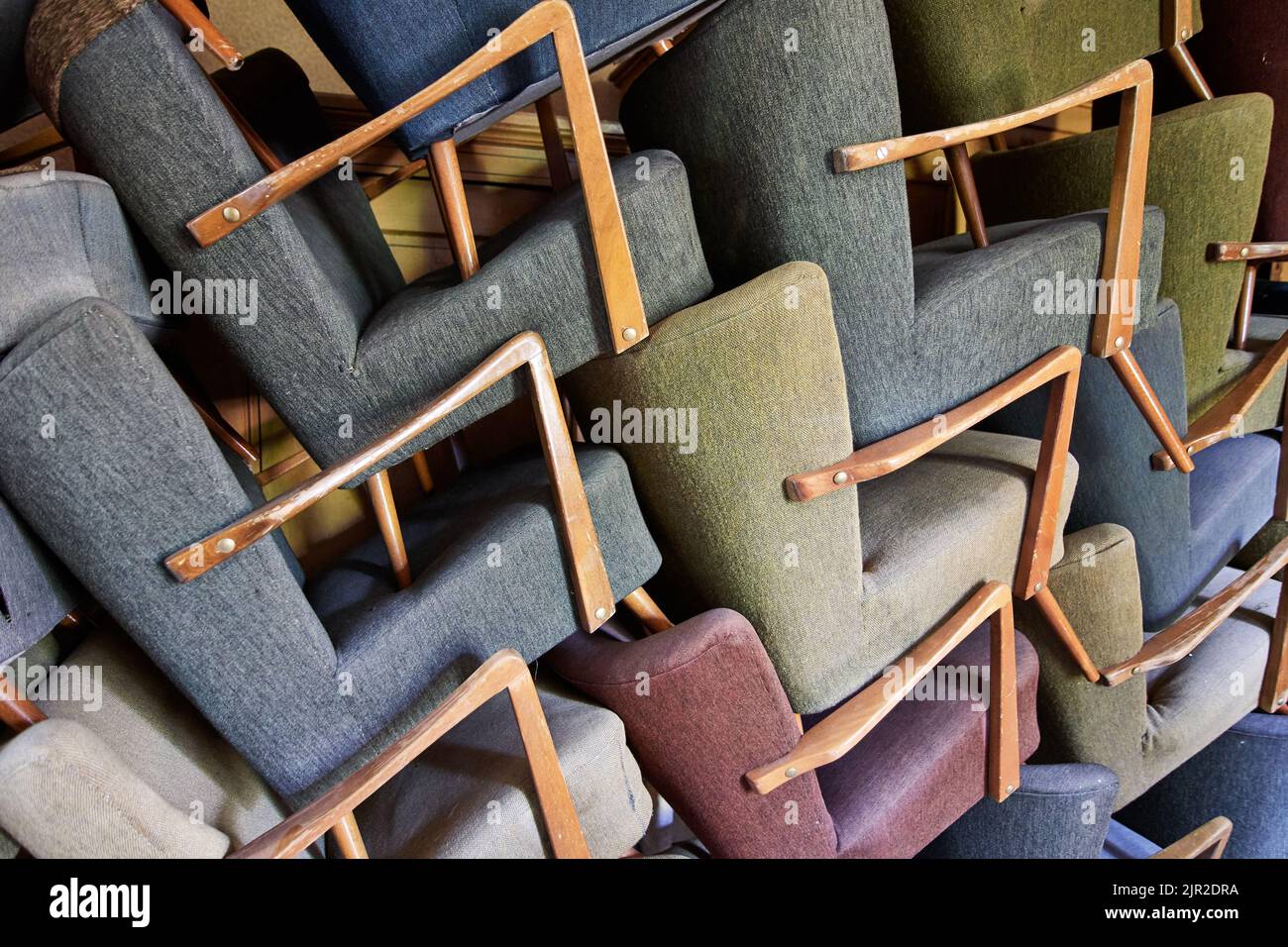 Stapel von gestapelten Vintage-Sesseln Stockfoto