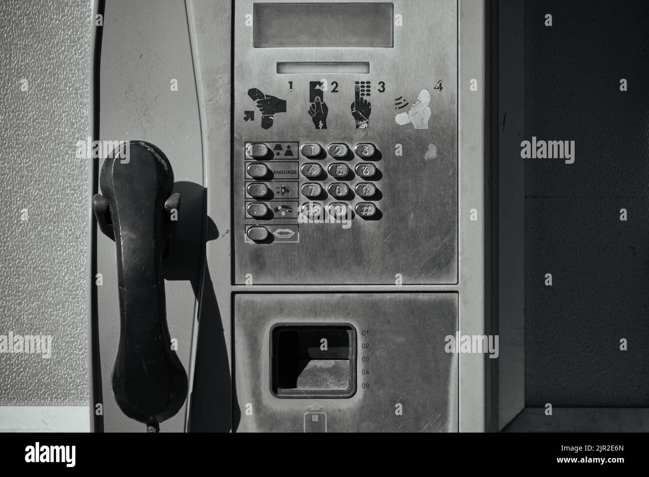 Alte Straße, öffentliche Push-Button-Payphone.Retro-Technologie Stockfoto