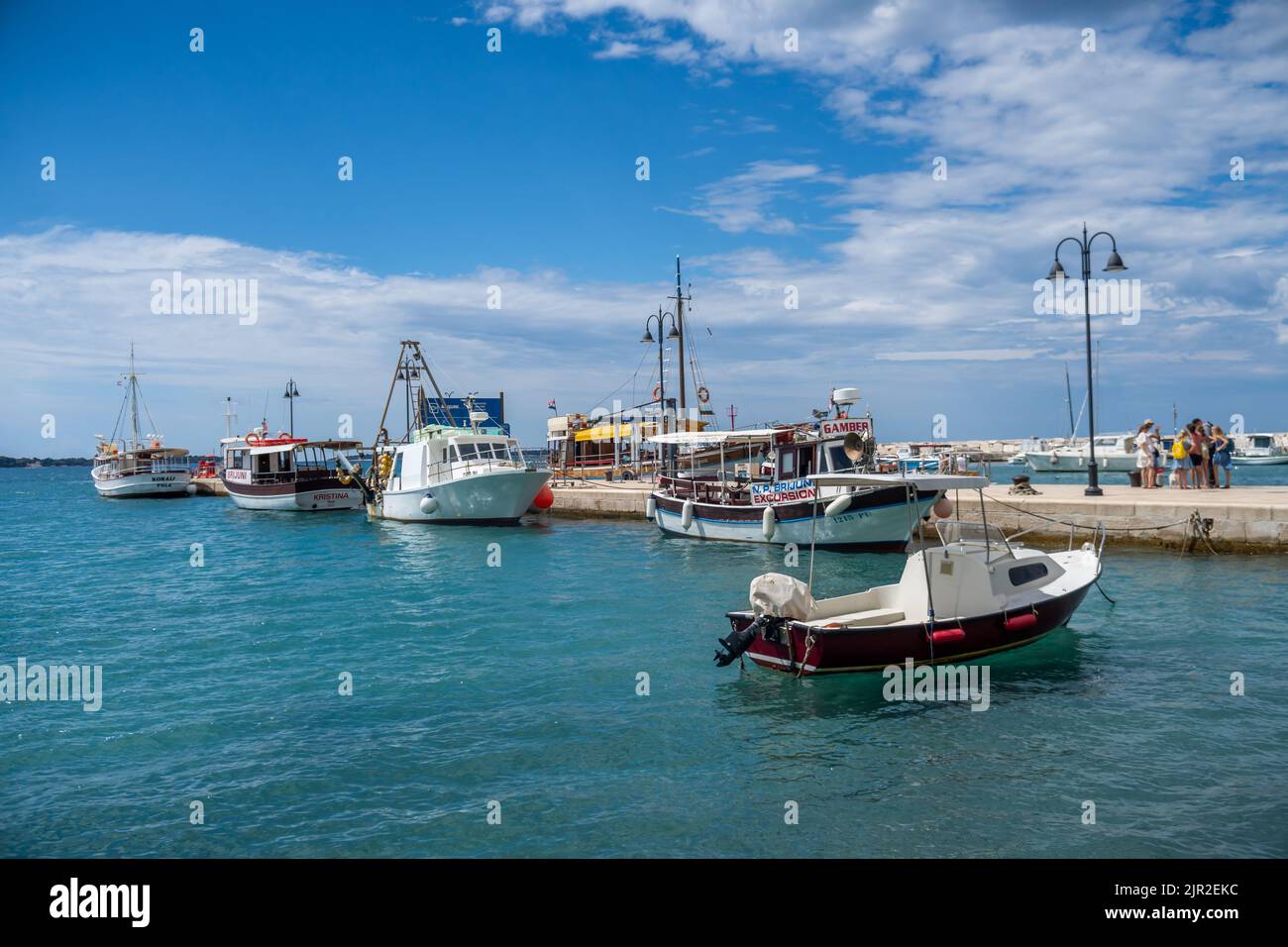 Nahaufnahme von Privatbooten am Hafen in Fazana, Kroatien Stockfoto