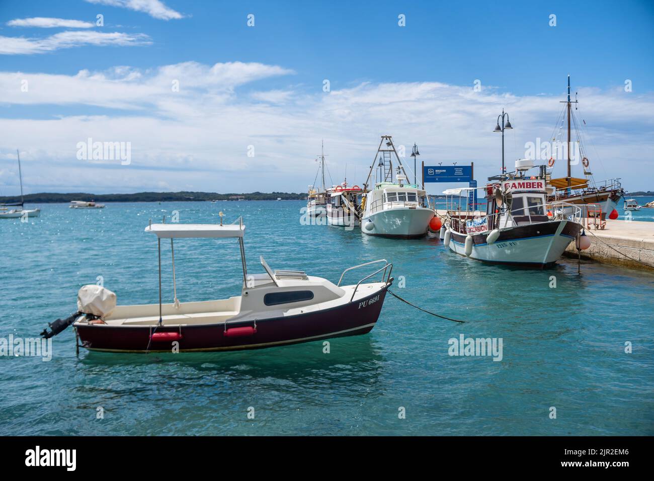 Nahaufnahme von Privatbooten am Hafen in Fazana, Kroatien Stockfoto