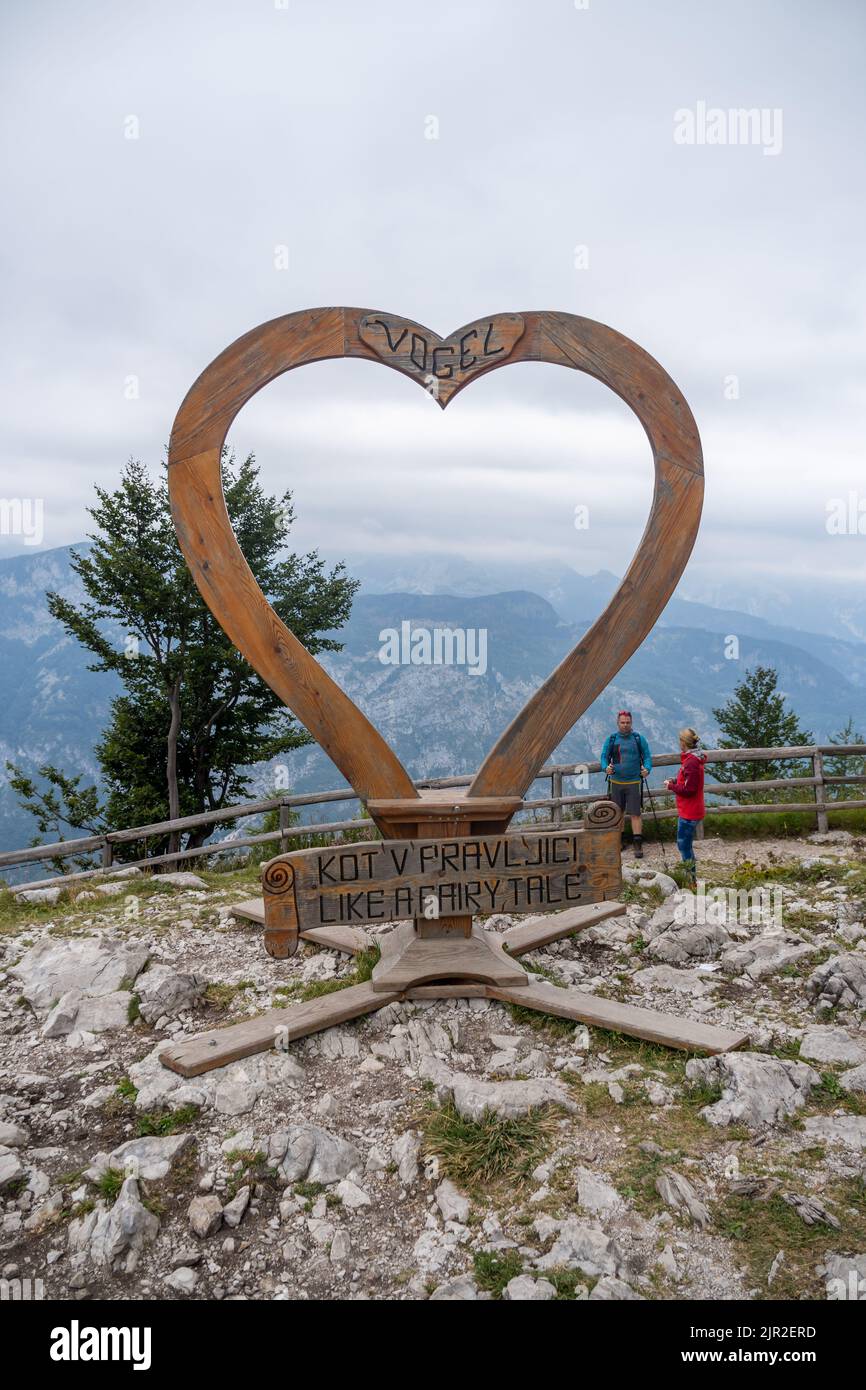 Ein herzförmiges Ornament, das auf dem Vogel-Gipfel in den Alp-Bergen steht Stockfoto