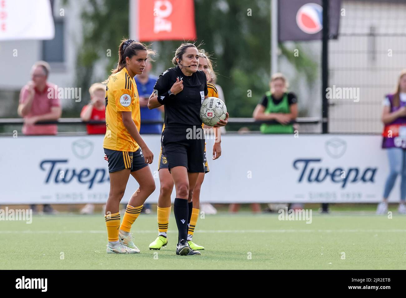 ENSCHEDE, NIEDERLANDE - 21. AUGUST: Schiedsrichterin Maria Marotta während des UEFA Woman's Champions League Qualifikationsspiels zwischen dem FC Twente VR und SL Benfica VR am 21. August 2022 im Sportcampus Diekman in Enschede, Niederlande (Foto: Marcel ter Bals/Orange Picles) Stockfoto