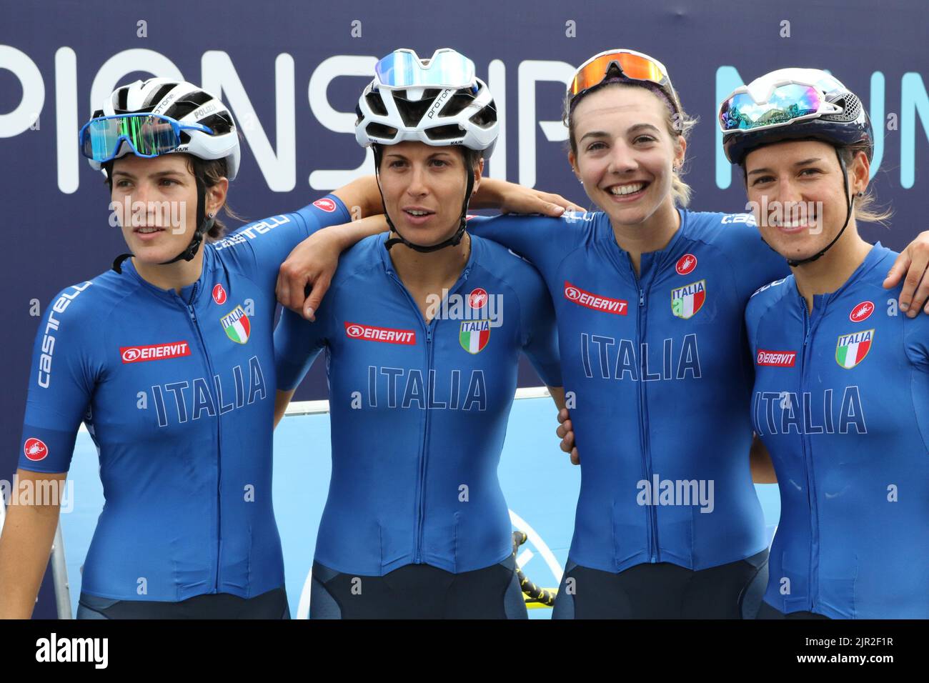 München, Deutschland. 21. August 2022. MÜNCHEN, DEUTSCHLAND - 21. AUGUST: RADSPORT-STRASSE-FRAUEN-2022, nach der Medaillenvergabe, Frauen-Straßenrennen Radsport-Event der Europameisterschaft München 2022 in München, Süddeutschland am 21. August 2022. Die Teammitglieder von ITALIEN posieren für ein Bild; BASTIANELLI Marta, CECCHINI Elena, CONFALONIERI Maria Giulia, FIDANZA Arianna, Kredit: SPP Sport Pressefoto. /Alamy Live News Stockfoto