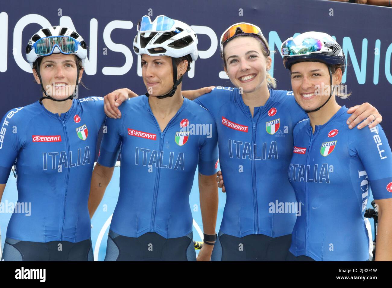 München, Deutschland. 21. August 2022. MÜNCHEN, DEUTSCHLAND - 21. AUGUST: RADSPORT-STRASSE-FRAUEN-2022, nach der Medaillenvergabe, Frauen-Straßenrennen Radsport-Event der Europameisterschaft München 2022 in München, Süddeutschland am 21. August 2022. Die Teammitglieder von ITALIEN posieren für ein Bild; BASTIANELLI Marta, CECCHINI Elena, CONFALONIERI Maria Giulia, FIDANZA Arianna, Kredit: SPP Sport Pressefoto. /Alamy Live News Stockfoto