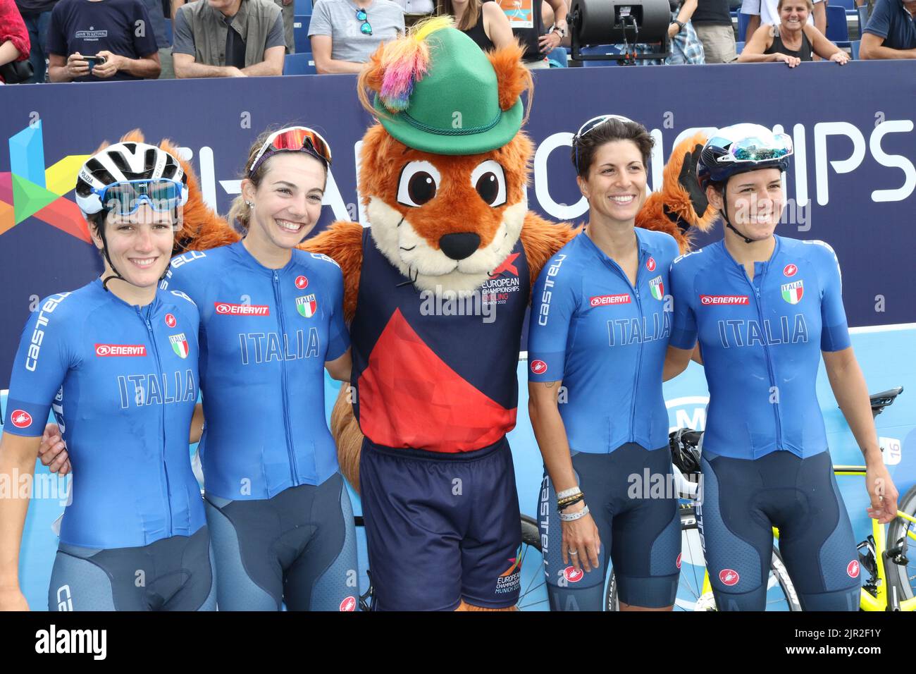 München, Deutschland. 21. August 2022. MÜNCHEN, DEUTSCHLAND - 21. AUGUST: RADSPORT-STRASSE-FRAUEN-2022, nach der Medaillenvergabe, Frauen-Straßenrennen Radsport-Veranstaltung der Europameisterschaft München 2022 in München, Süddeutschland am 21. August 2022. Die Teammitglieder von ITALIEN posieren für ein Bild mit GEFREIDI, dem Maskottchen; BASTIANELLI Marta, CECCHINI Elena, CONFALONIERI Maria Giulia, FIDANZA Arianna, Quelle: SPP Sport Pressefoto. /Alamy Live News Stockfoto