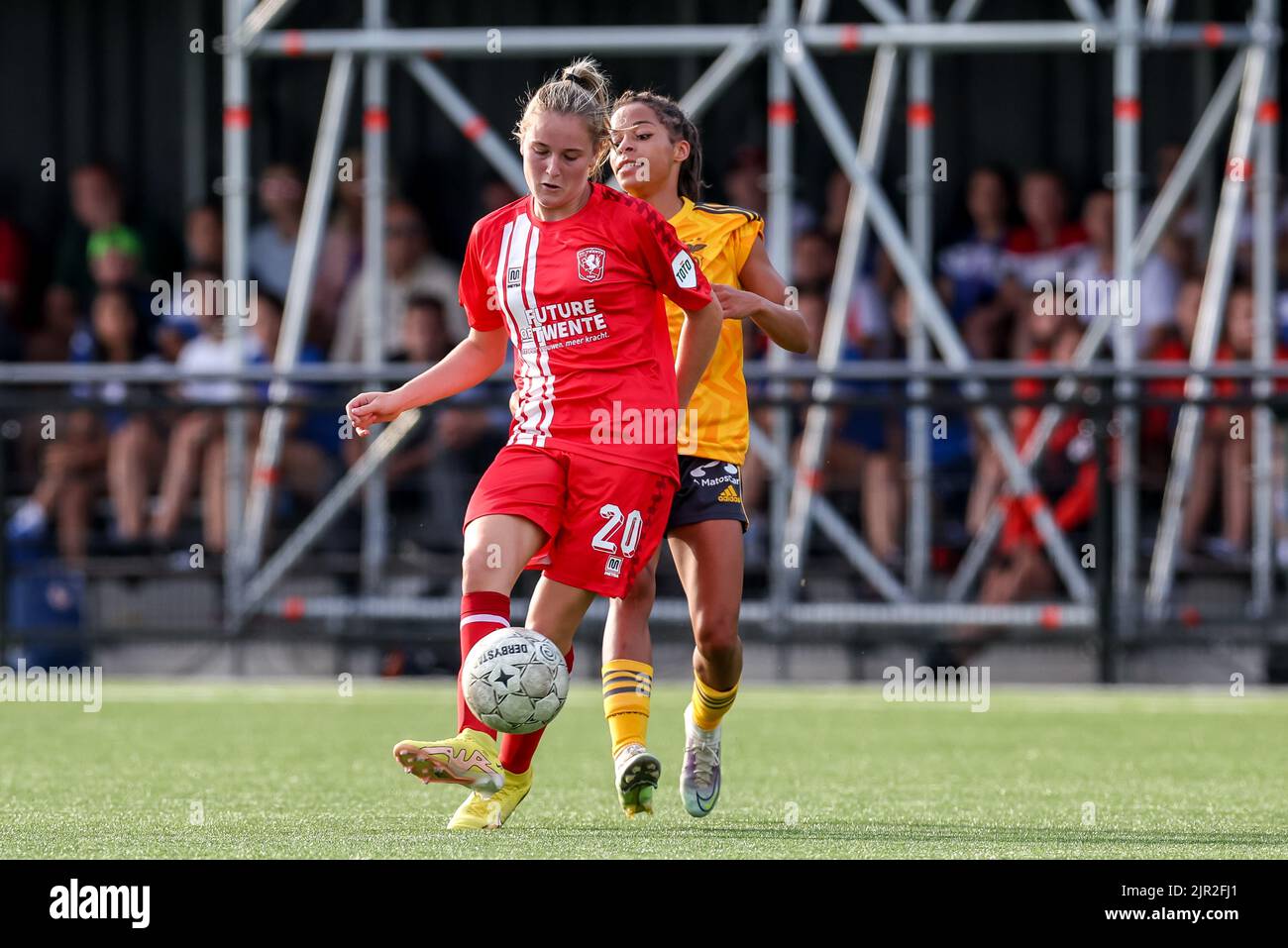 ENSCHEDE, NIEDERLANDE - 21. AUGUST: Wieke Kaptein vom FC Twente während des UEFA Woman's Champions League Qualifikationsspiels zwischen dem FC Twente VR und SL Benfica VR am 21. August 2022 im Sportcampus Diekman in Enschede, Niederlande (Foto: Marcel ter Bals/Orange Picles) Stockfoto