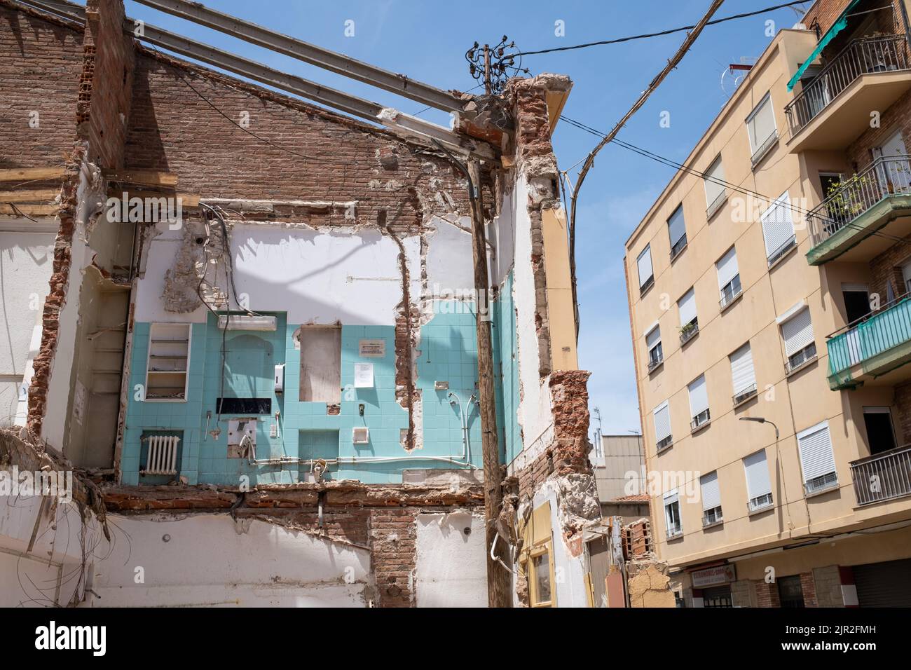 Barcelona, Katalonien, Spanien, 16. Juli 2022: Der Abriss eines alten Hauses zeigt Räume auf verschiedenen Etagen, Immobilienspekulationen Stockfoto