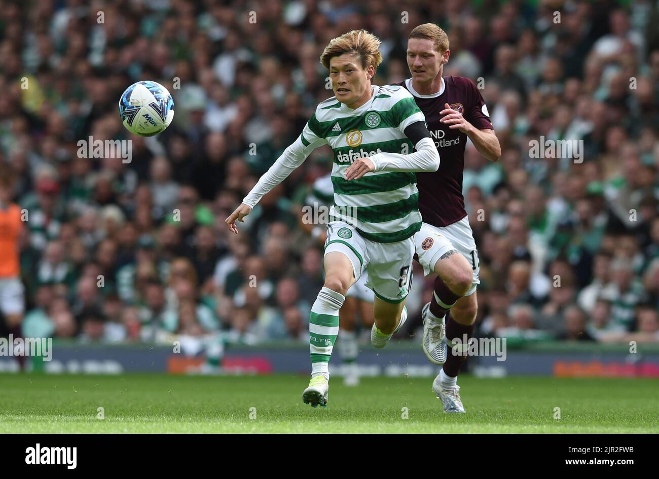 Glasgow, Schottland, 21.. August 2022. Kyogo Furuhashi von Celtic und Kye Rowles of Hearts während des Cinch Premiership-Spiels im Celtic Park, Glasgow. Bildnachweis sollte lauten: Neil Hanna / Sportimage Stockfoto