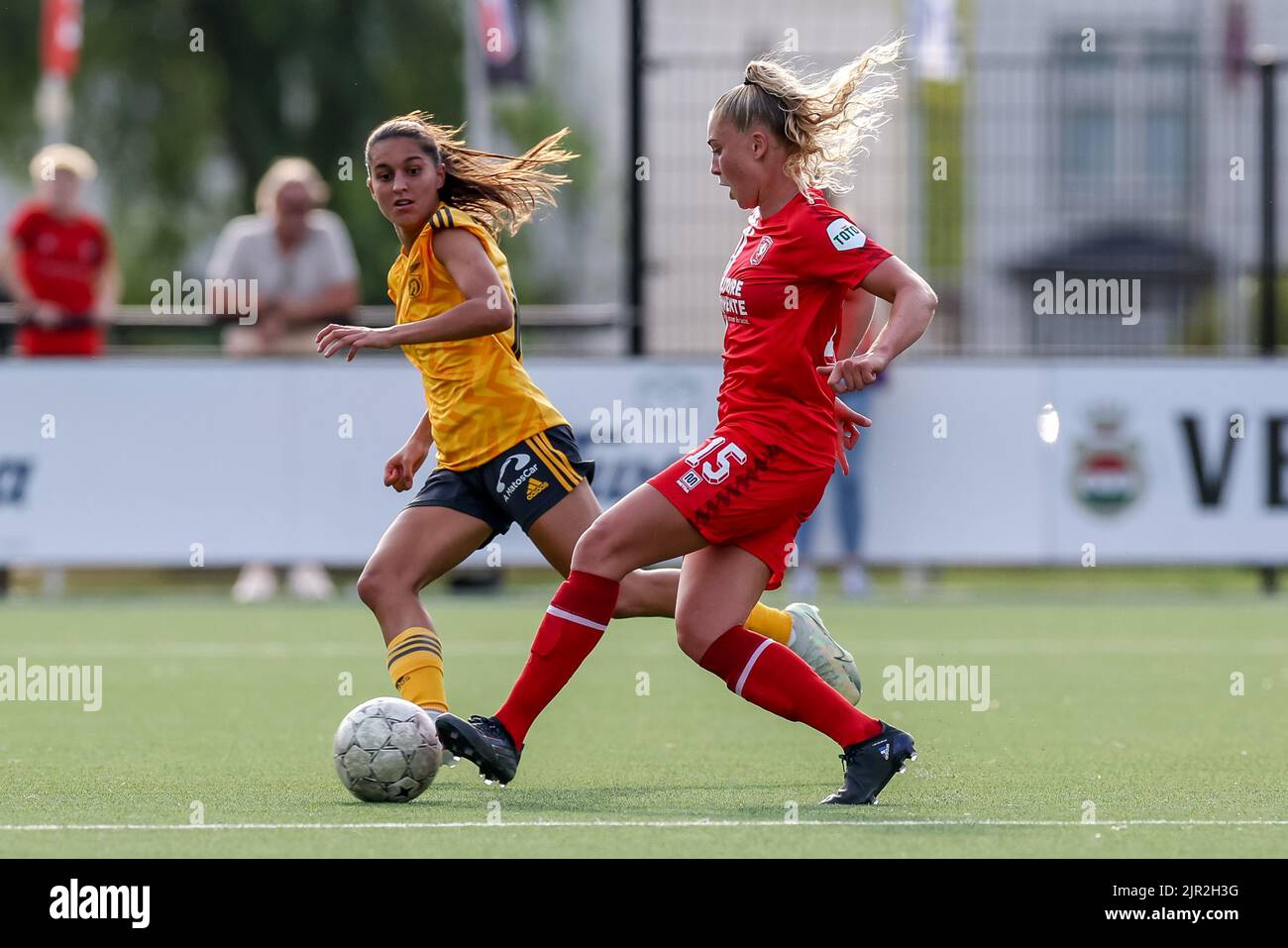 ENSCHEDE, NIEDERLANDE - 21. AUGUST: Danique van Ginkel vom FC Twente während des UEFA Woman's Champions League Qualifikationsspiels zwischen dem FC Twente VR und SL Benfica VR am 21. August 2022 im Sportcampus Diekman in Enschede, Niederlande (Foto: Marcel ter Bals/Orange Picles) Stockfoto