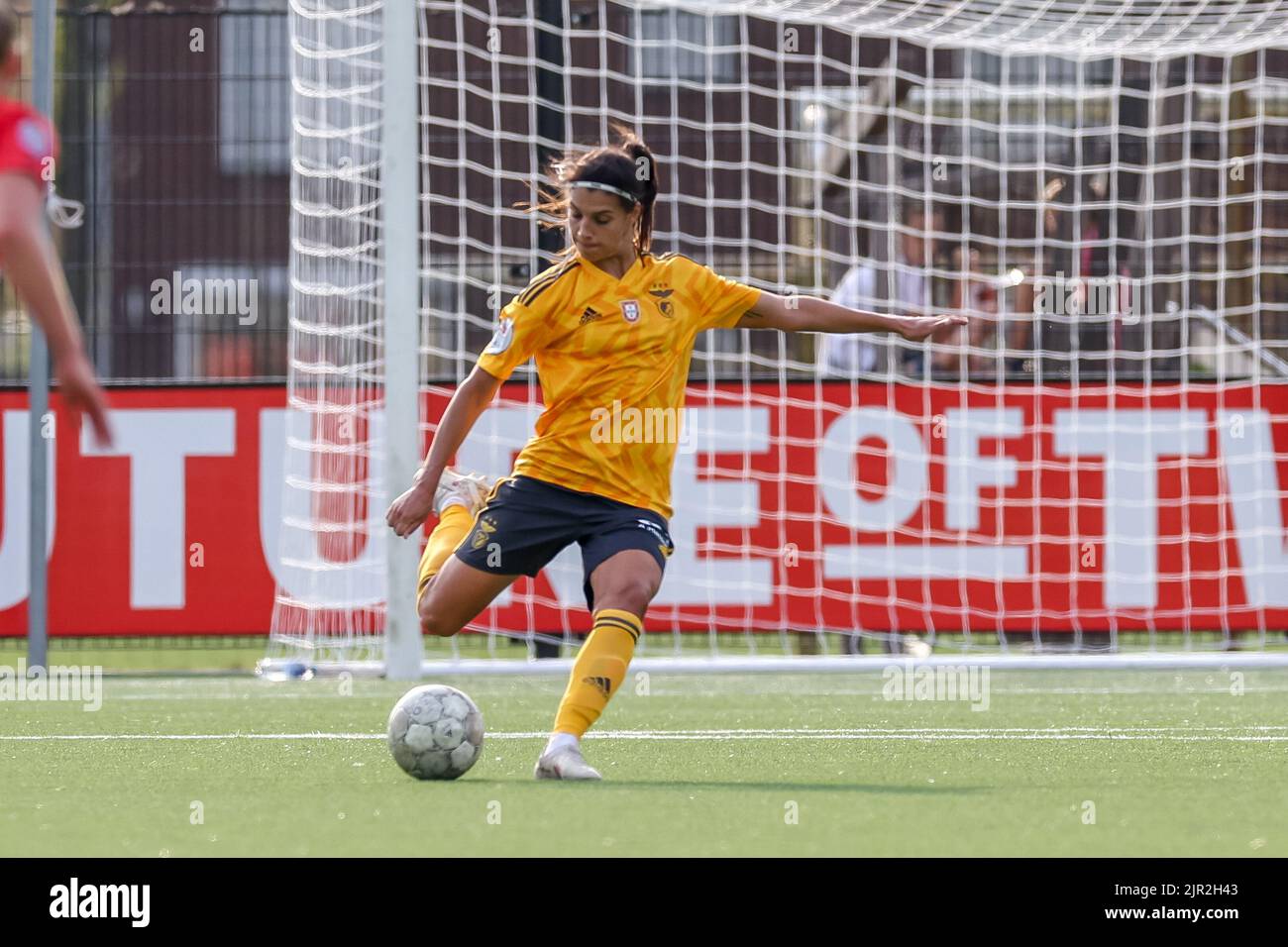 ENSCHEDE, NIEDERLANDE - 21. AUGUST: Silvia Rebelo von SL Benfica während des UEFA Woman's Champions League Qualifikationsspiels zwischen dem FC Twente VR und SL Benfica VR am 21. August 2022 im Sportcampus Diekman in Enschede, Niederlande (Foto: Marcel ter Bals/Orange Picles) Stockfoto