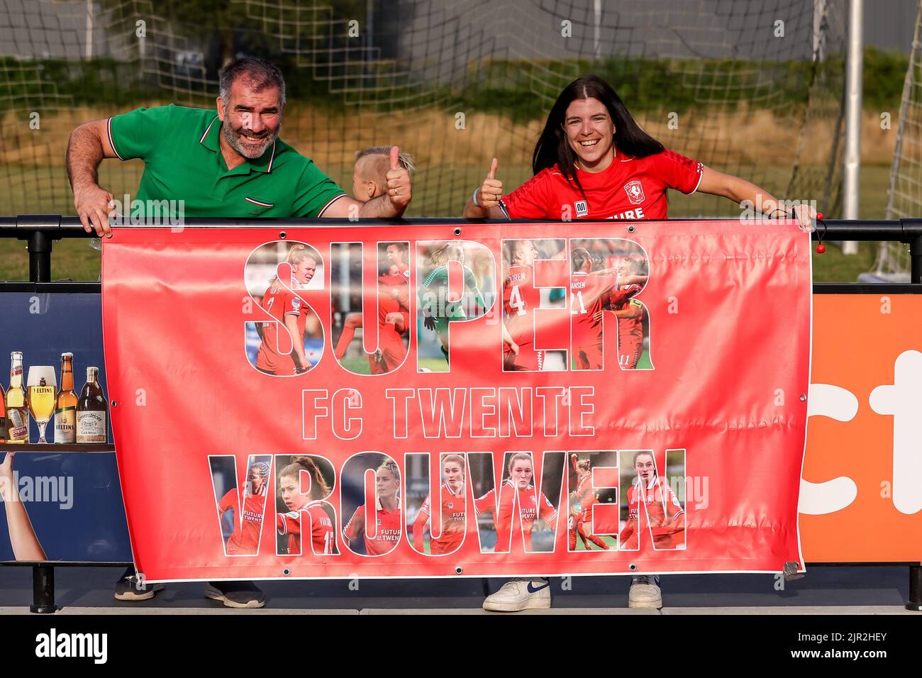 ENSCHEDE, NIEDERLANDE - 21. AUGUST: Fans des FC Twente während des UEFA Woman's Champions League Qualifikationsspiels zwischen dem FC Twente VR und SL Benfica VR am 21. August 2022 im Sportcampus Diekman in Enschede, Niederlande (Foto: Marcel ter Bals/Orange Picles) Stockfoto