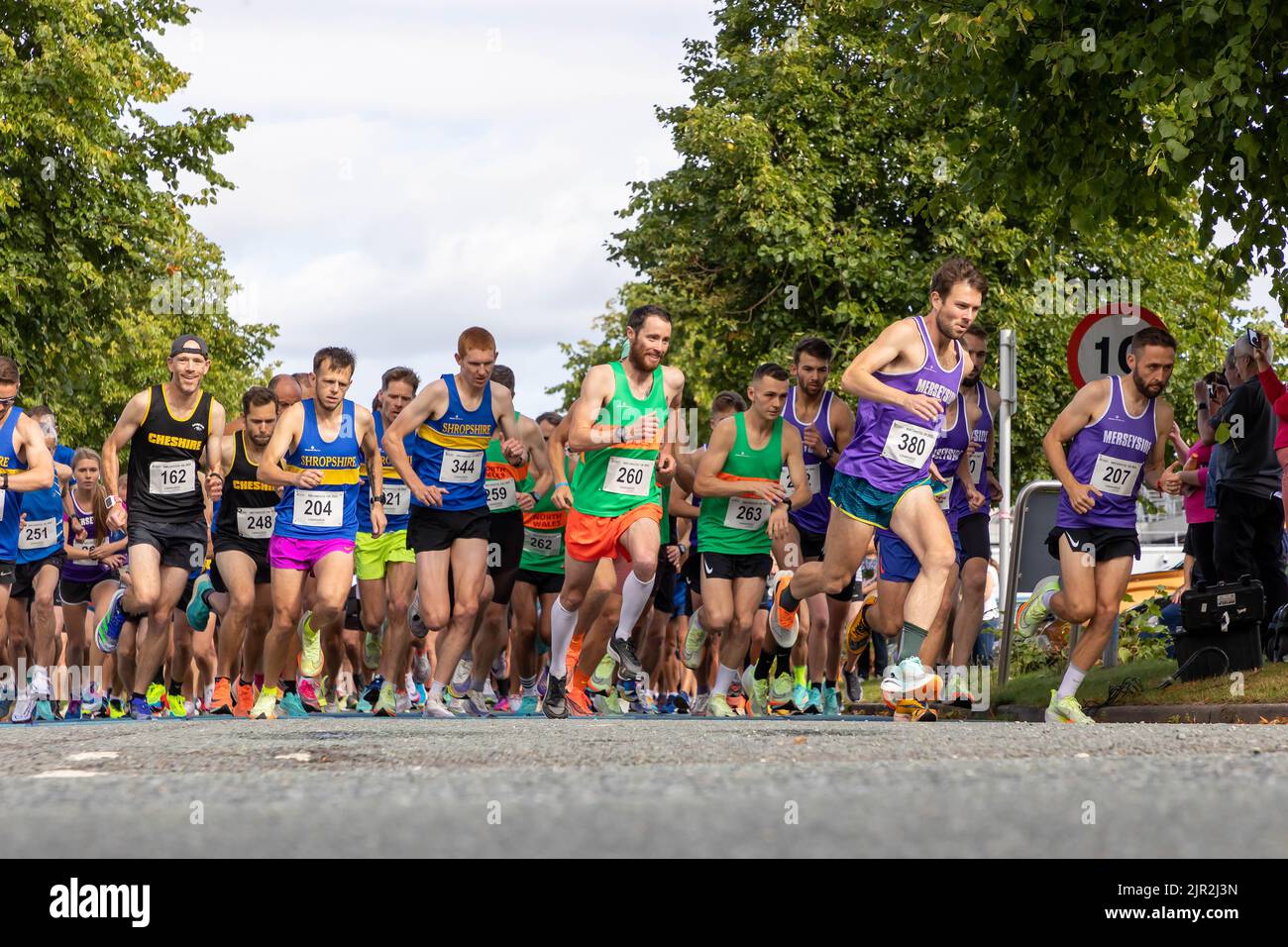 Birchwood, Warrington, Ches hire, England, Großbritannien - Sonntag, 21. August 2022 - das Birchwood 10K Laufevent 39. begann im Birchwood Shopping Center und die Läufer traten auf teilweise gesperrten Straßen an. Die Läufer beginnen das Rennen. Die Mission ist es, dieses 10K-Rennen zum grünsten Rennen im Nordwesten zu machen, mit Holzveredelungsmedaillen, den Plastikeinsatz zu reduzieren und alles zu recyceln, was sie können. Das Rennen wird den Mersey Forest unterstützen, indem es Gelder für das „10 Million Trees Project“ spendet. Quelle: John Hopkins/Alamy Live News Stockfoto