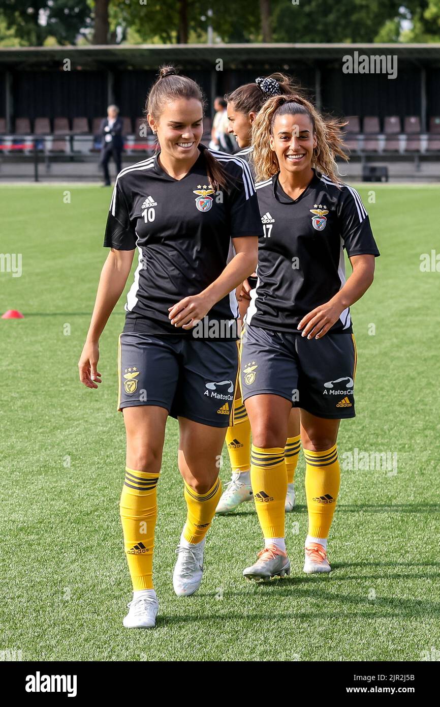 ENSCHEDE, NIEDERLANDE - 21. AUGUST: Ana Vitoria von SL Benfica während des UEFA Woman's Champions League Qualifikationsspiels zwischen dem FC Twente VR und SL Benfica VR am 21. August 2022 im Sportcampus Diekman in Enschede, Niederlande (Foto: Marcel ter Bals/Orange Picles) Stockfoto