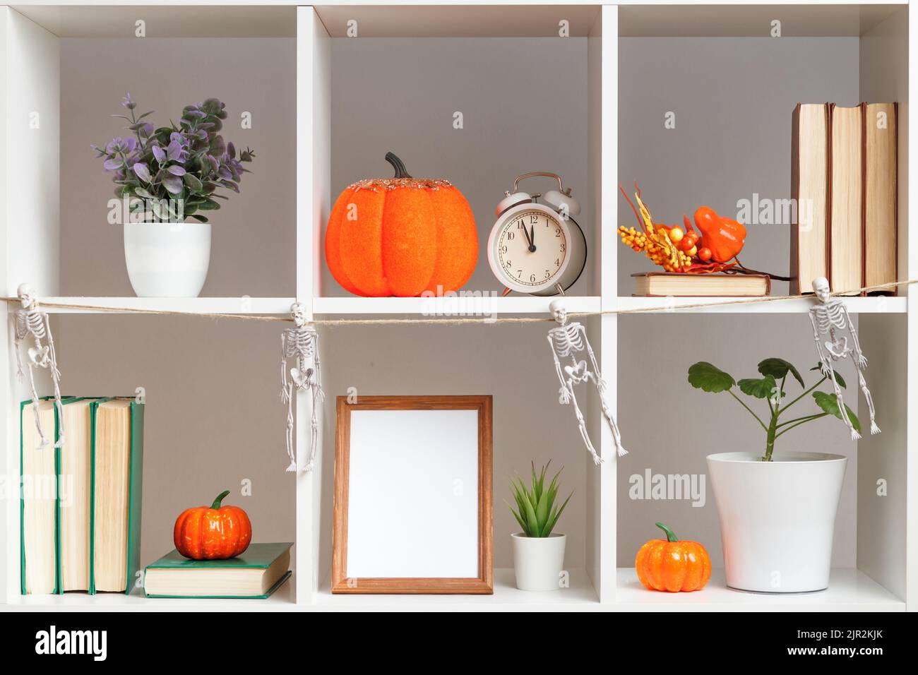 Dekor Haus Innendekoration für Halloween. Bücherregale Blumentöpfe Kürbisse. Stockfoto