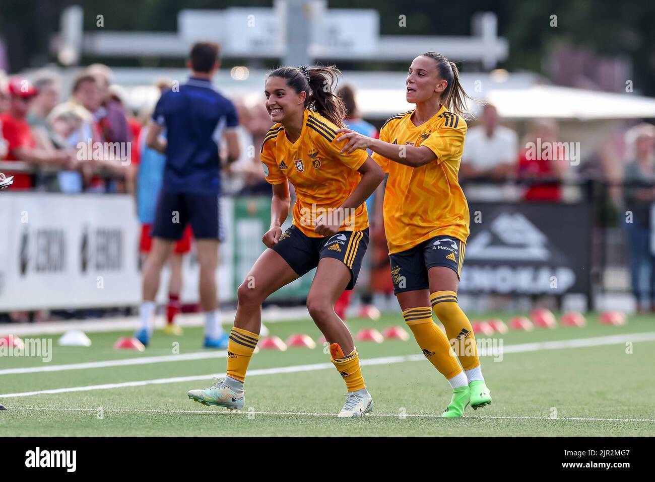 ENSCHEDE, NIEDERLANDE - 21. AUGUST: KiKa Nazareth von SL Benfica feiert ihr Tor während des UEFA Woman's Champions League Qualifikationsspiels zwischen dem FC Twente VR und SL Benfica VR am 21. August 2022 im Sportcampus Diekman in Enschede, Niederlande (Foto: Marcel ter Bals/Orange Picles) Stockfoto