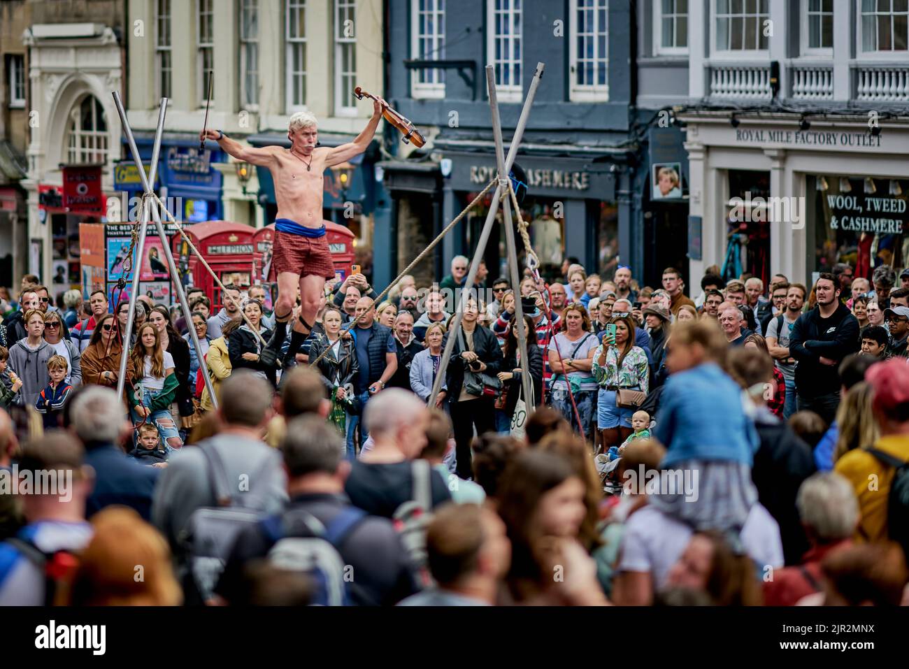 Edinburgh Schottland, Großbritannien 21. August 2022. Ein Straßenkünstler auf der Royal Mile unterhält die Menschenmassen während des Edinburgh Festival Fringe. Credit sst/alamy live News Stockfoto
