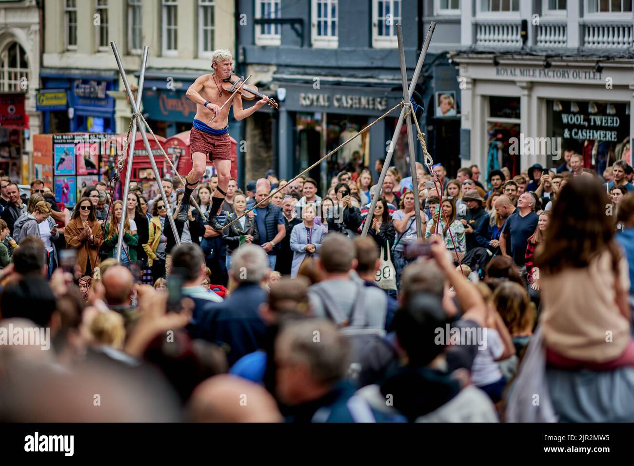 Edinburgh Schottland, Großbritannien 21. August 2022. Ein Straßenkünstler auf der Royal Mile unterhält die Menschenmassen während des Edinburgh Festival Fringe. Credit sst/alamy live News Stockfoto