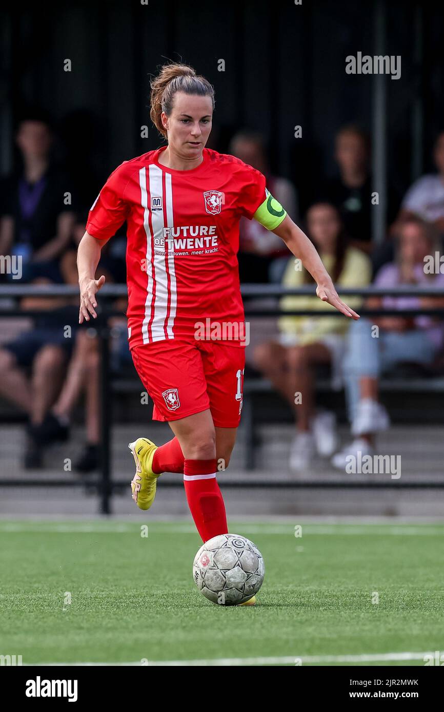ENSCHEDE, NIEDERLANDE - 21. AUGUST: Renate Jansen vom FC Twente während des UEFA Woman's Champions League Qualifikationsspiels zwischen dem FC Twente VR und SL Benfica VR am 21. August 2022 im Sportcampus Diekman in Enschede, Niederlande (Foto: Marcel ter Bals/Orange Picles) Stockfoto