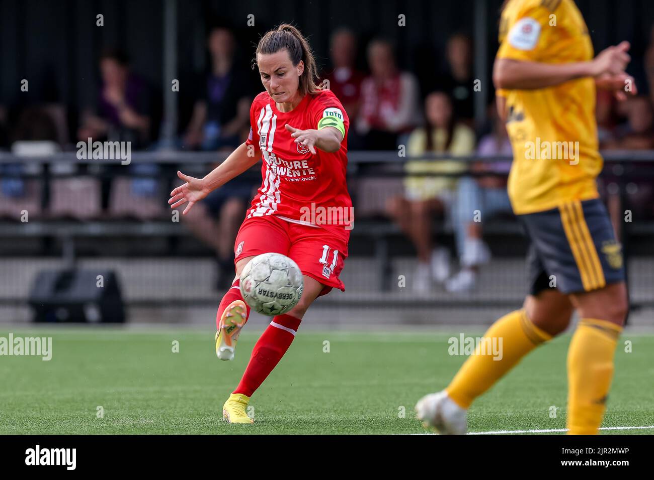 ENSCHEDE, NIEDERLANDE - 21. AUGUST: Renate Jansen vom FC Twente während des UEFA Woman's Champions League Qualifikationsspiels zwischen dem FC Twente VR und SL Benfica VR am 21. August 2022 im Sportcampus Diekman in Enschede, Niederlande (Foto: Marcel ter Bals/Orange Picles) Stockfoto