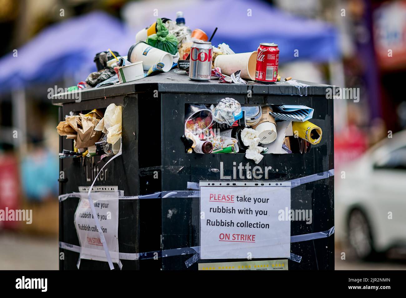 Edinburgh Schottland, Großbritannien 21. August 2022. Mülleimer überlaufen im Stadtzentrum wegen Streiks von Arbeitern mit Abfall. Credit sst/alamy live News Stockfoto