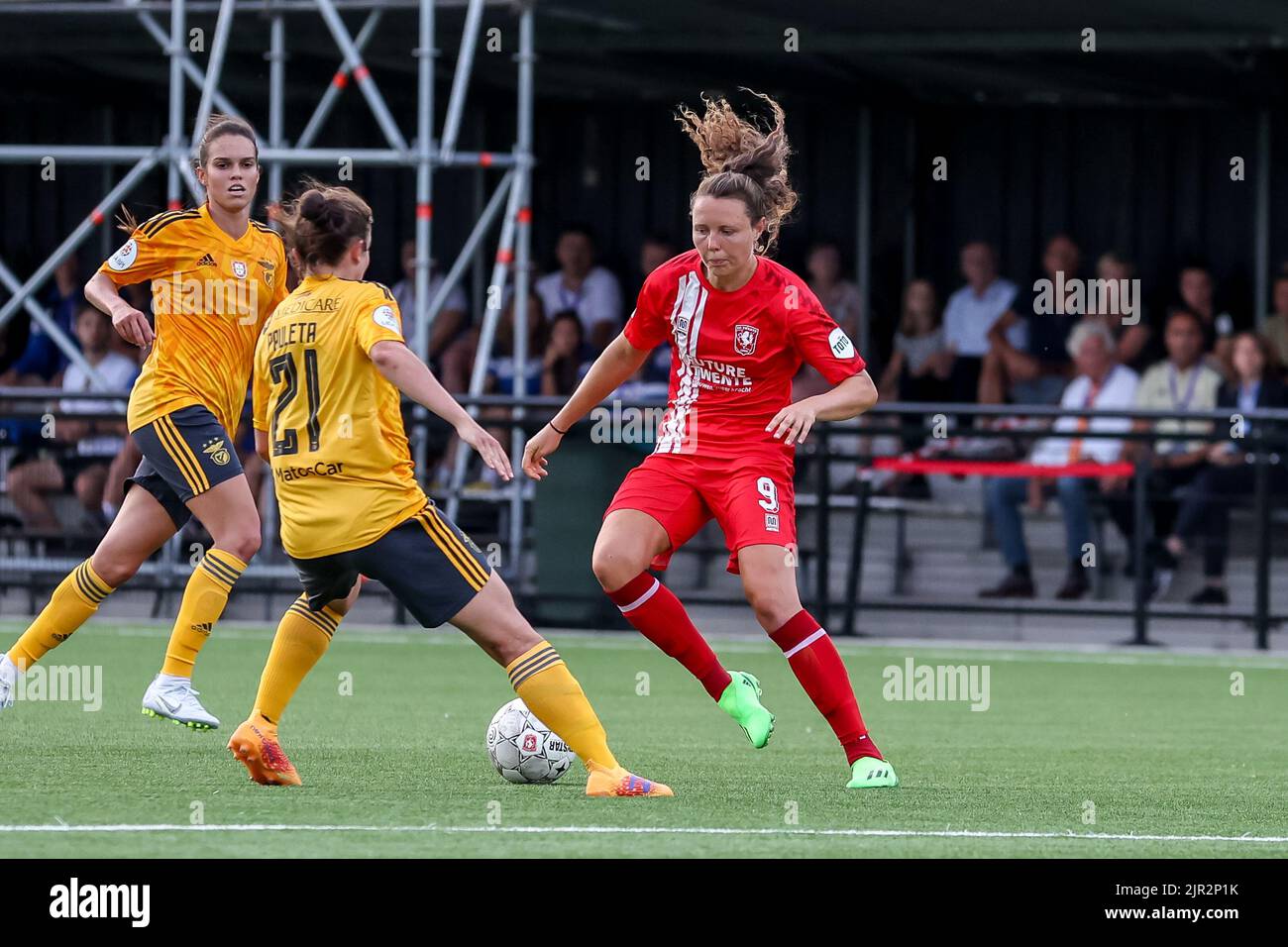 ENSCHEDE, NIEDERLANDE - 21. AUGUST: Fenna Kalma vom FC Twente während des Qualifikationsspiels der UEFA Woman's Champions League zwischen dem FC Twente VR und SL Benfica VR am 21. August 2022 im Sportcampus Diekman in Enschede, Niederlande (Foto: Marcel ter Bals/Orange Picles) Stockfoto