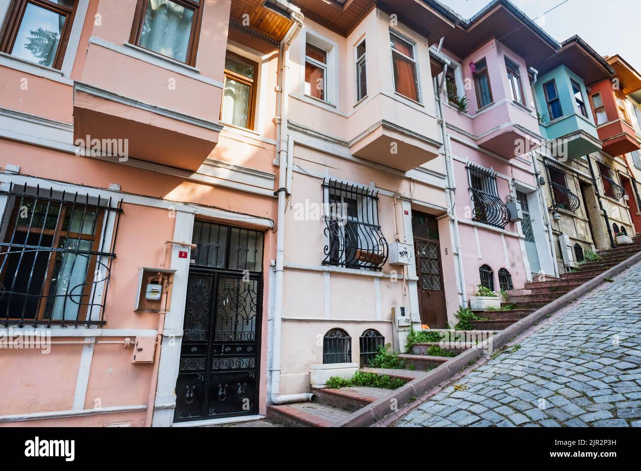 Istanbul, Türkei - August 2022 : Balat in Istanbul mit seinen berühmten bunten Häusern und Straßen ist Balat ein beliebtes Touristenziel in Istanbul Stockfoto