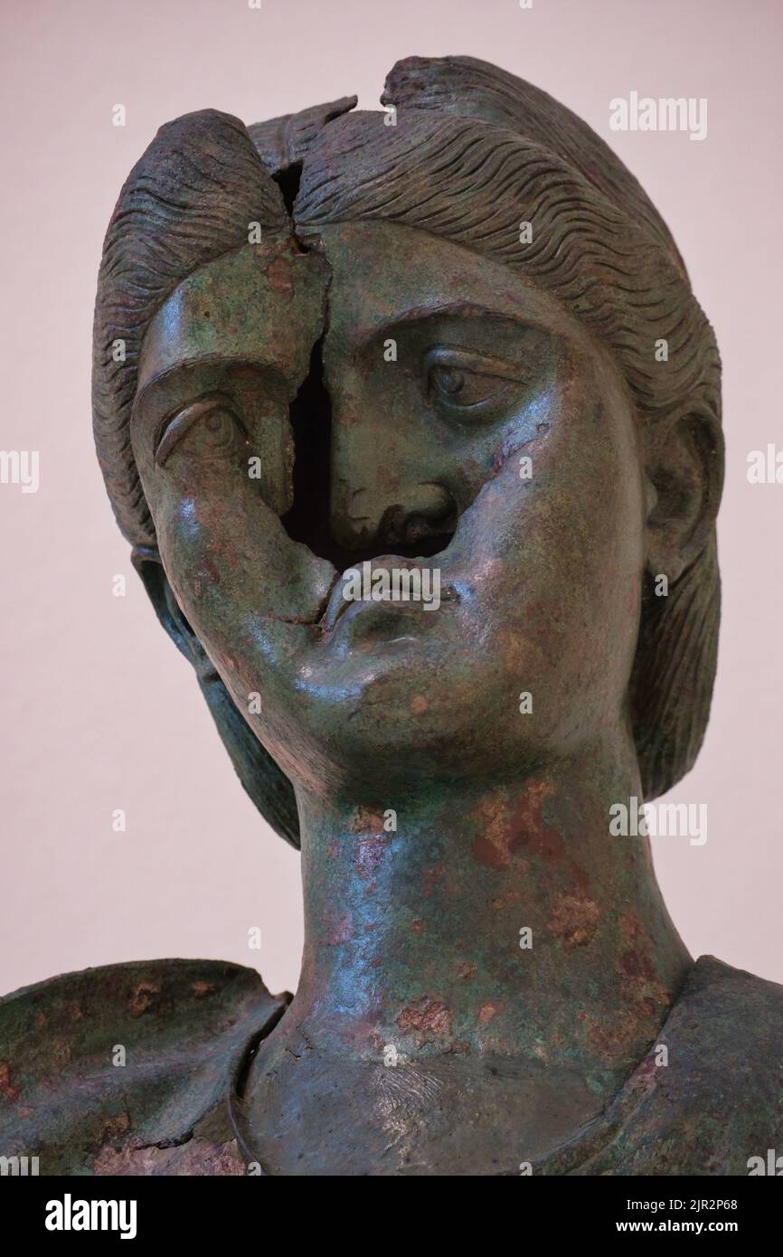 Close Portrait der beschädigten Bronzestatue von Julia Aquilia Severa im Archäologischen Museum in Athen Stockfoto