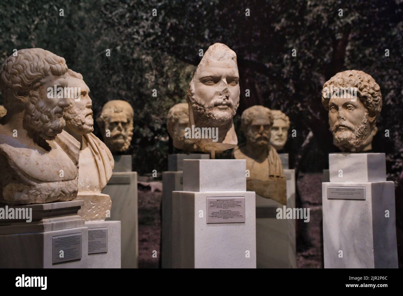 Marmorbüsten des Kaiser Hadrian und bedeutender griechischer Bürger seiner Zeit im Nationalen Archäologischen Museum in Athen Stockfoto