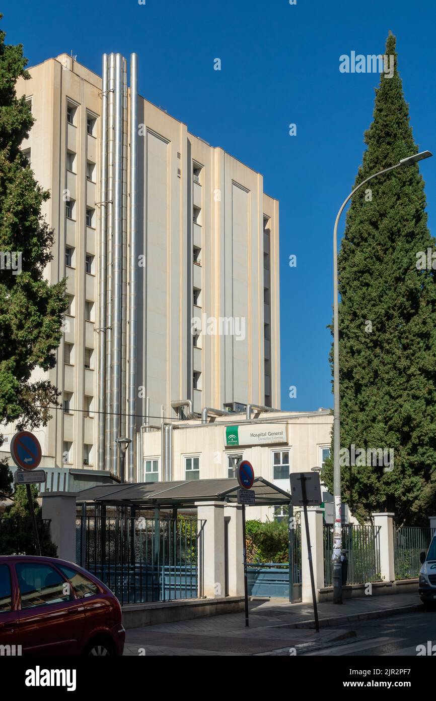 Granada, Spanien; 05. August 2022: Eintritt in die Ambulanzen verschiedener medizinischer Fachgebiete im Gebäude des Krankenhauses Virgen de las Nieves Stockfoto