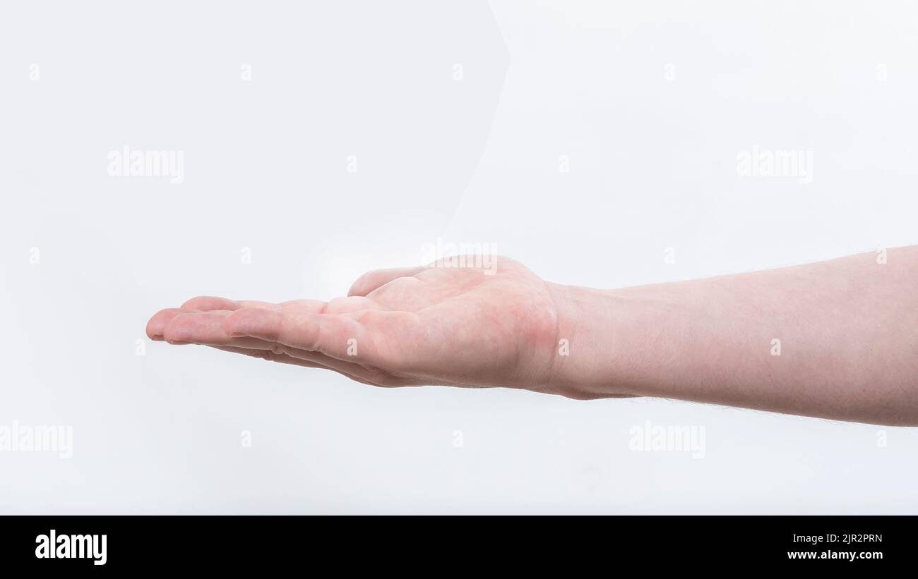 Ausgestreckte männliche Hand, isoliert auf weißem Hintergrund Stockfoto