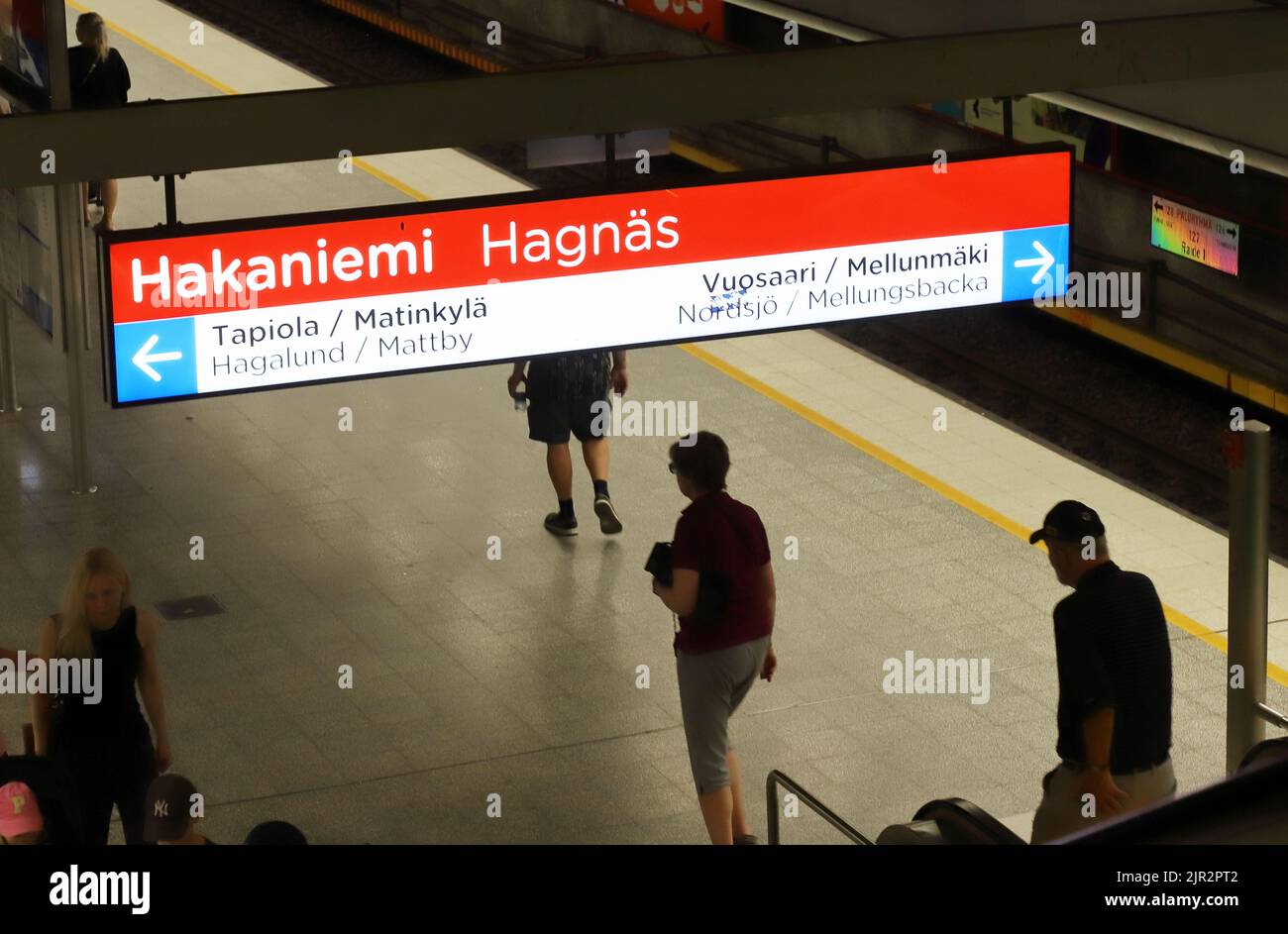 Helsinki, Finnland - 20. August 2022: Blick auf die Helsinki Metro Station Hakaninemi zweisprachiges Informationsschild in finnischer und schwedischer Sprache. Stockfoto