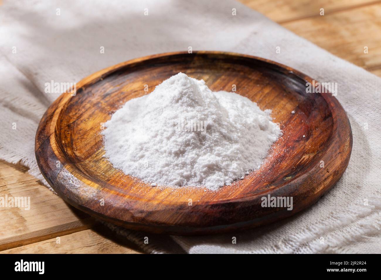 Backpulver in Holzschüssel auf dem Tisch. Stockfoto