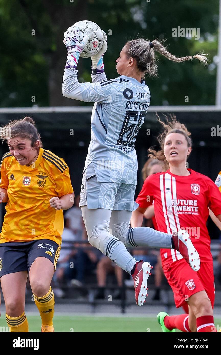 ENSCHEDE, NIEDERLANDE - 21. AUGUST: Torhüterin Rute Costa von SL Benfica während des UEFA Woman's Champions League Qualifikationsspiels zwischen dem FC Twente VR und SL Benfica VR am 21. August 2022 im Sportcampus Diekman in Enschede, Niederlande (Foto: Marcel ter Bals/Orange Picles) Stockfoto
