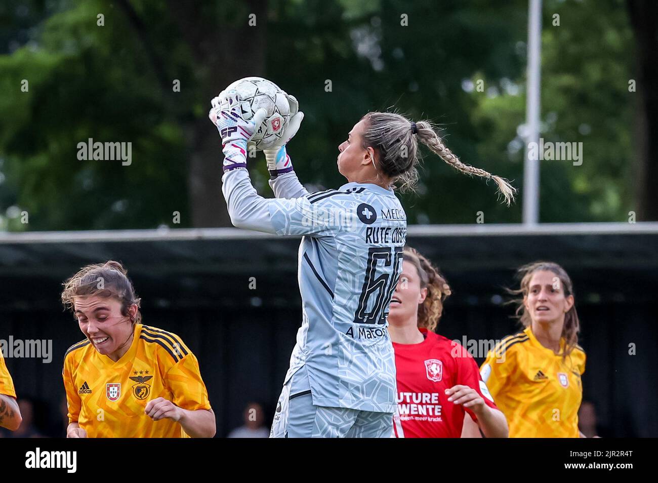 ENSCHEDE, NIEDERLANDE - 21. AUGUST: Während des UEFA Woman's Champions League Qualifikationsspiels zwischen dem FC Twente VR und SL Benfica VR am 21. August 2022 im Sportcampus Diekman in Enschede, Niederlande (Foto: Marcel ter Bals/Orange Picles) Stockfoto