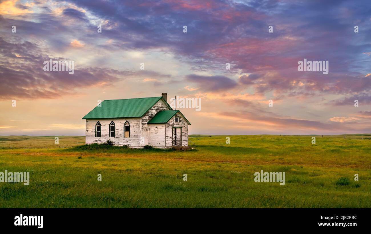 Eine verlassene alte lutherische Kirche auf den Prärien in der Nähe von Cadillac, Saskatchewan, Kanada. Stockfoto