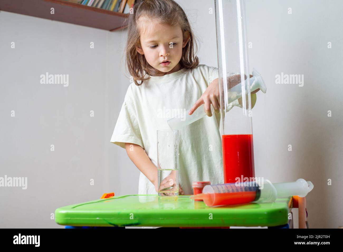 Das Kind macht in einer Schulklasse ein chemisches Experiment. Zurück zum Schulkonzept. Ein Chemise-Erlebnis zu Hause. Homeschooling und Fernunterricht Stockfoto