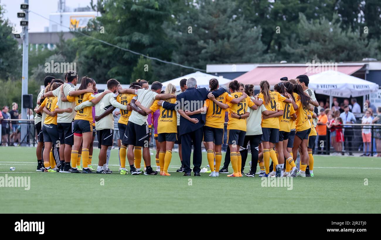 ENSCHEDE, NIEDERLANDE - 21. AUGUST: Spieler und Angestellte von SL Benfica während des UEFA Woman's Champions League Qualifikationsspiels zwischen dem FC Twente VR und SL Benfica VR am 21. August 2022 im Sportcampus Diekman in Enschede, Niederlande (Foto: Marcel ter Bals/Orange Picles) Stockfoto