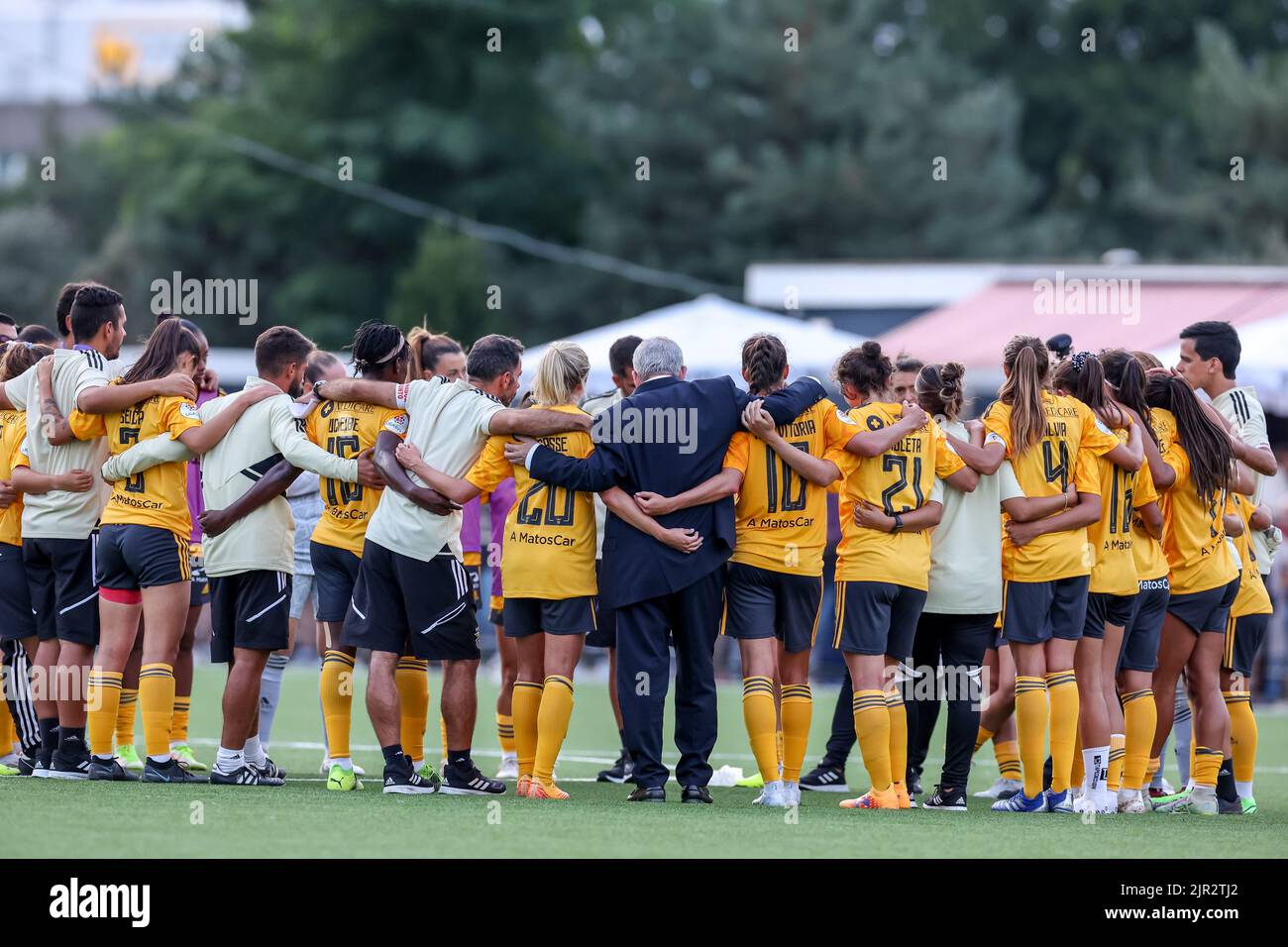 ENSCHEDE, NIEDERLANDE - 21. AUGUST: Spieler und Angestellte von SL Benfica während des UEFA Woman's Champions League Qualifikationsspiels zwischen dem FC Twente VR und SL Benfica VR am 21. August 2022 im Sportcampus Diekman in Enschede, Niederlande (Foto: Marcel ter Bals/Orange Picles) Stockfoto