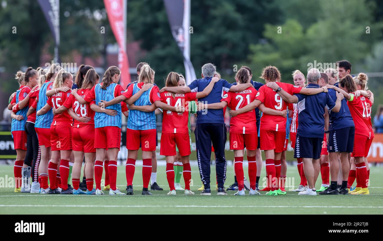 ENSCHEDE, NIEDERLANDE - 21. AUGUST: Spieler und Angestellte des FC Twente während des UEFA Woman's Champions League Qualifikationsspiels zwischen dem FC Twente VR und SL Benfica VR am Sportcampus Diekman am 21. August 2022 in Enschede, Niederlande (Foto: Marcel ter Bals/Orange Picles) Stockfoto