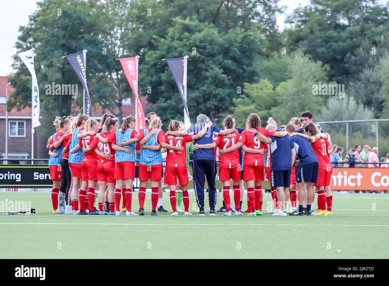 ENSCHEDE, NIEDERLANDE - 21. AUGUST: Spieler und Angestellte des FC Twente während des UEFA Woman's Champions League Qualifikationsspiels zwischen dem FC Twente VR und SL Benfica VR am Sportcampus Diekman am 21. August 2022 in Enschede, Niederlande (Foto: Marcel ter Bals/Orange Picles) Stockfoto