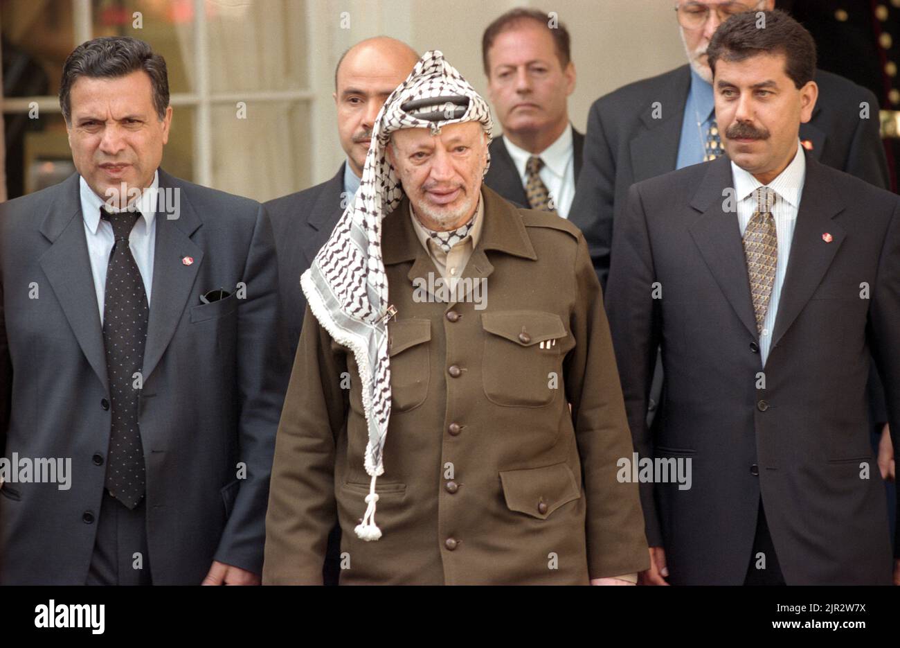 Der palästinensische Staatschef Yasser Arafat geht aus dem Weißen Haus, um mit Reportern zu sprechen, nachdem er sich am 15. Oktober 1998 in Washington, DC, mit dem US-Präsidenten Bill Clinton und dem israelischen Ministerpräsidenten Benjamin Netanjahu zusammengetan hatte. Netanjahu und Arafat treffen sich in den USA, um zu versuchen, das Friedensabkommen im Nahen Osten wiederzubeleben. Stockfoto