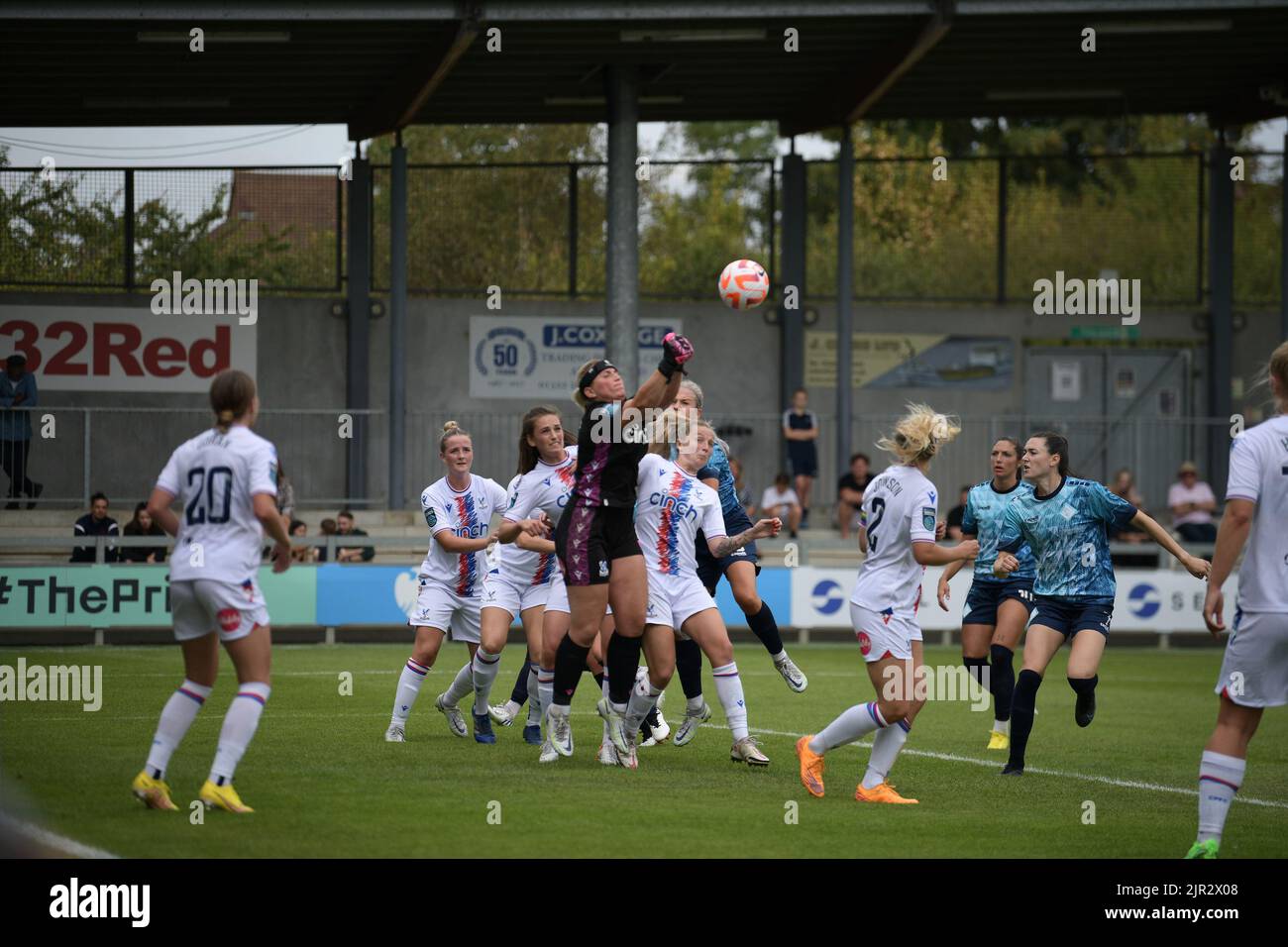 London, Großbritannien. 21. August 2022. Frances Kitching (1 Crystal Palace) schlägt den Ball weg, während der Barclays Womens Championship zwischen London City Lionesses und Crystal Palace im Princes Park in Dartford, England. Kredit: SPP Sport Pressefoto. /Alamy Live News Stockfoto