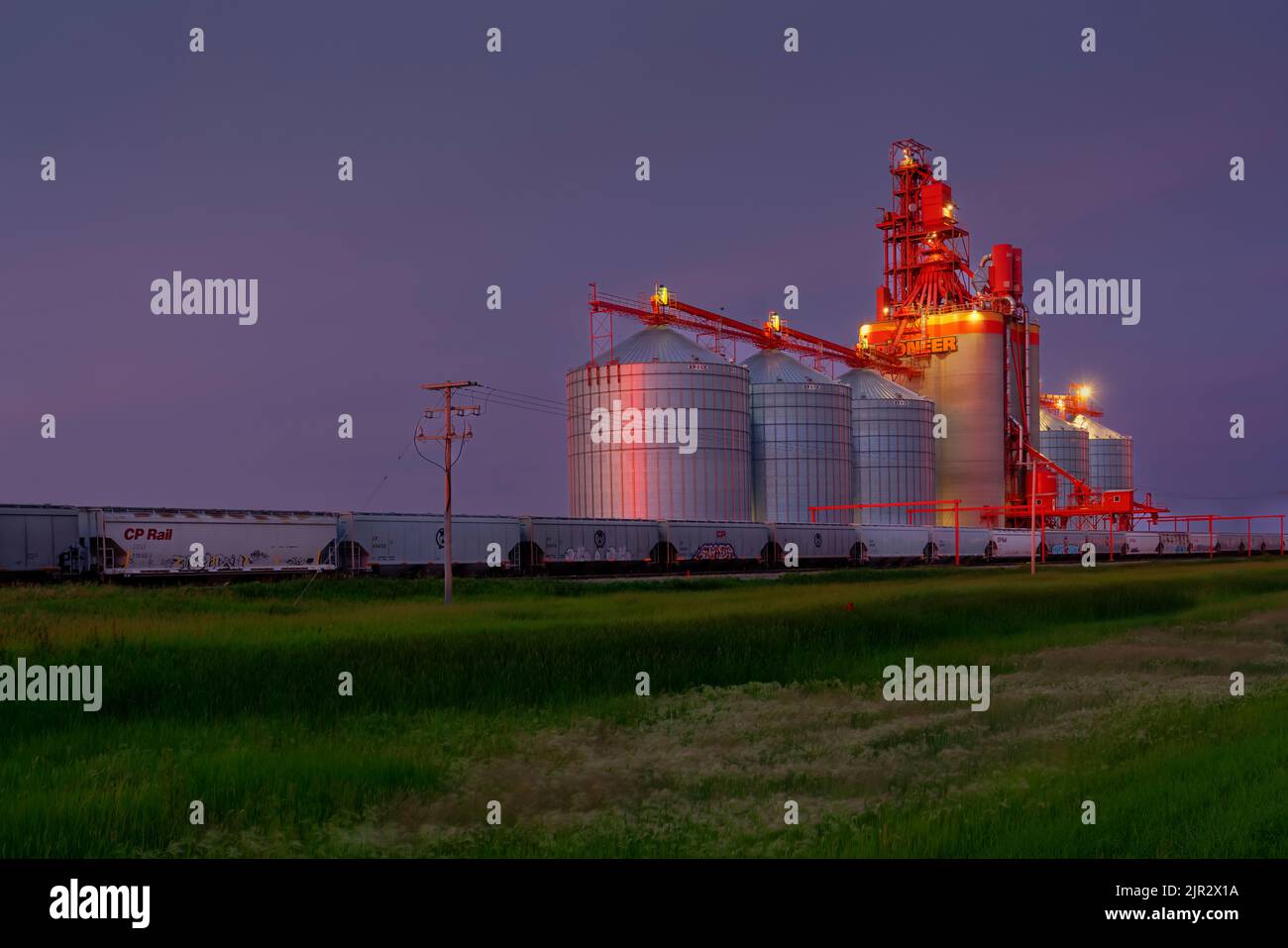 Der Richardson Pioneer Binnenmaserterminal wurde nachts in der Nähe von Estevan, Saskatchewan, Kanada, beleuchtet. Stockfoto
