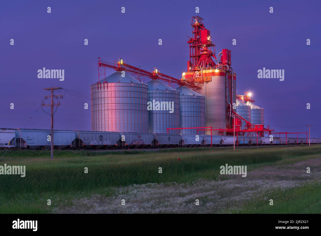 Der Richardson Pioneer Binnenmaserterminal wurde nachts in der Nähe von Estevan, Saskatchewan, Kanada, beleuchtet. Stockfoto